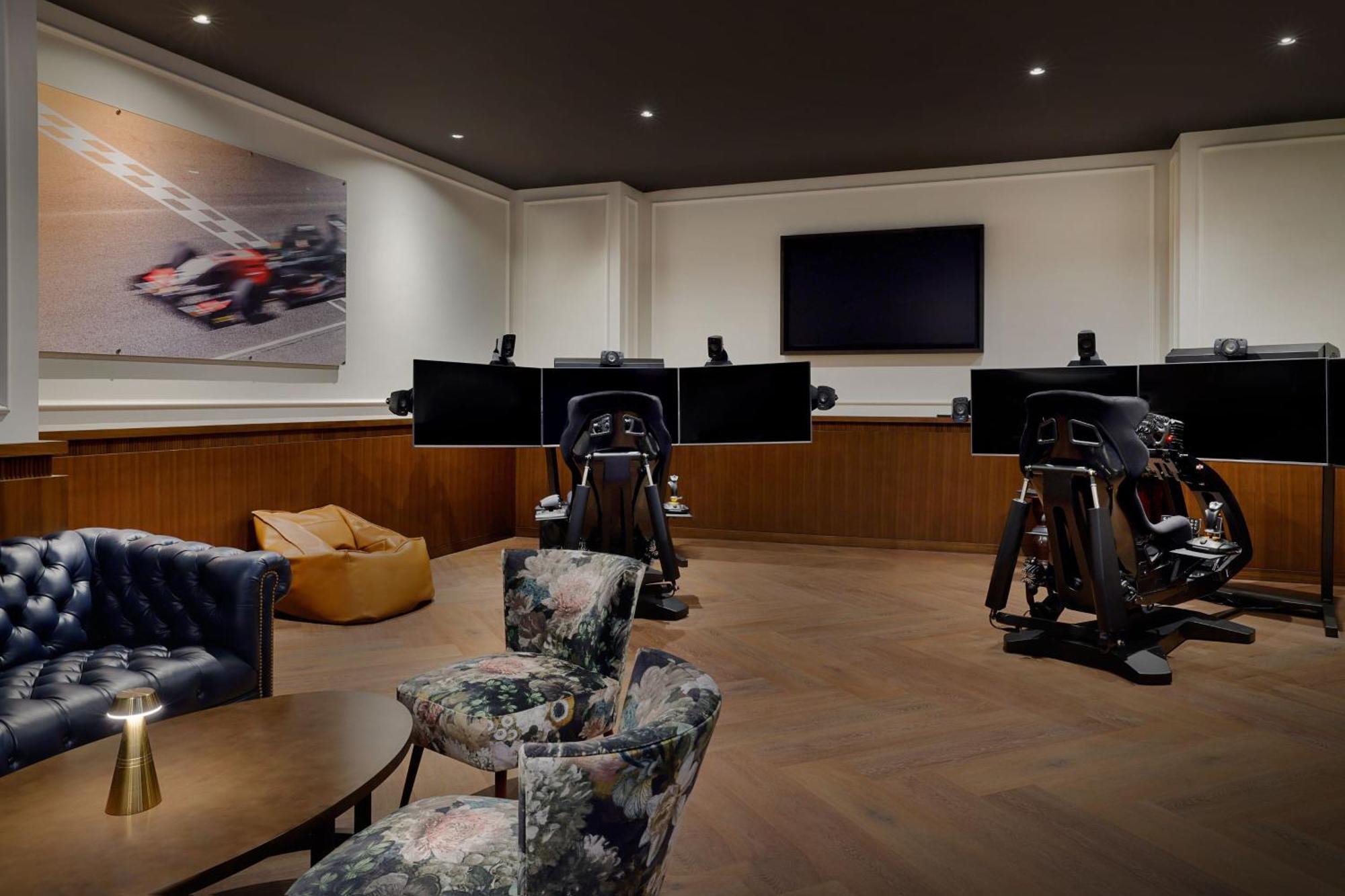 Hotel The Ritz-Carlton, Amán Exterior foto The simulator room at the McLaren Technology Centre