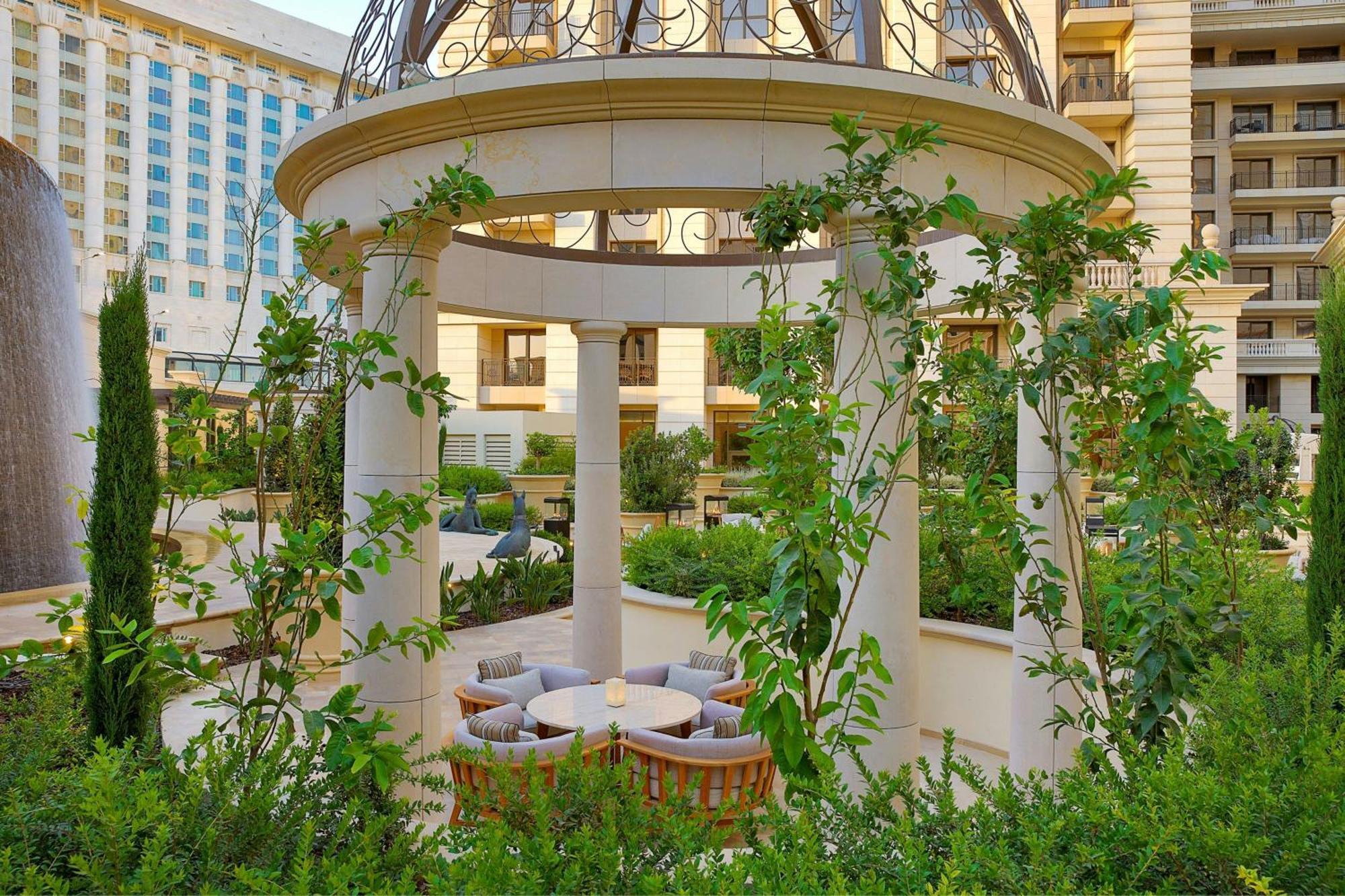 Hotel The Ritz-Carlton, Amán Exterior foto The garden at the Wynn