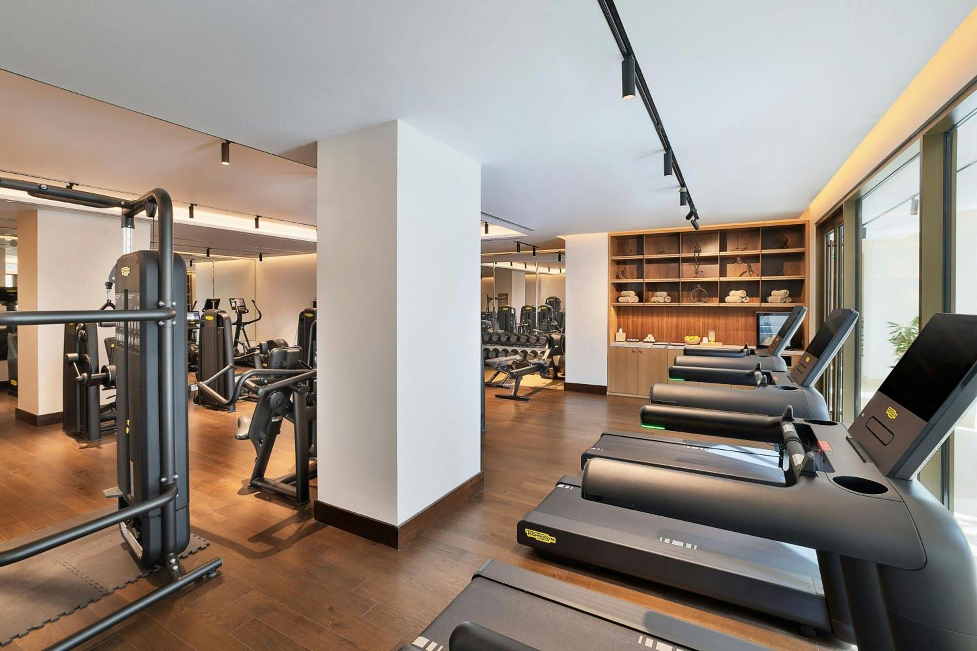 Hotel The Ritz-Carlton, Amán Exterior foto The gym at the hotel