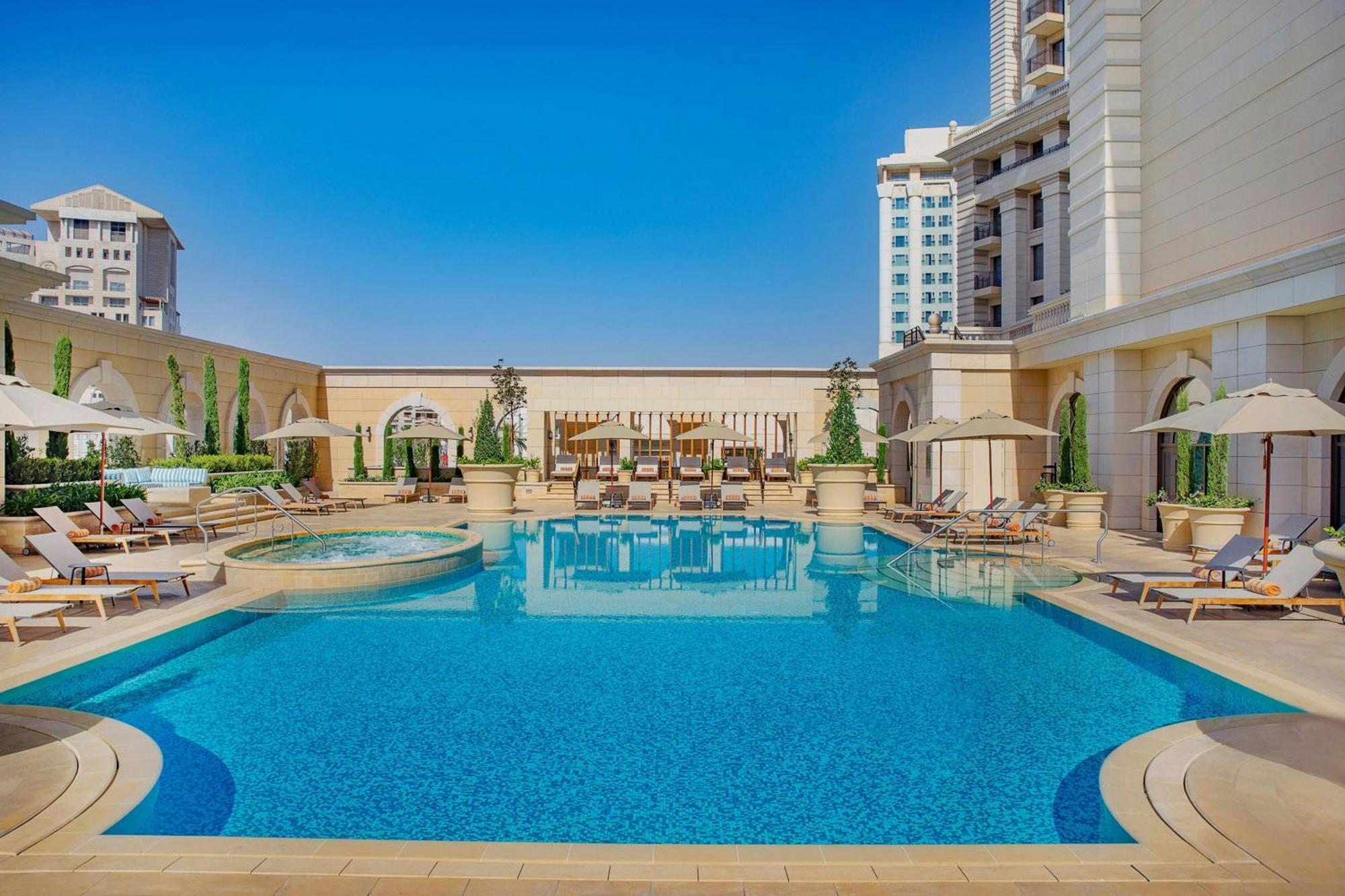 Hotel The Ritz-Carlton, Amán Exterior foto The pool at the hotel