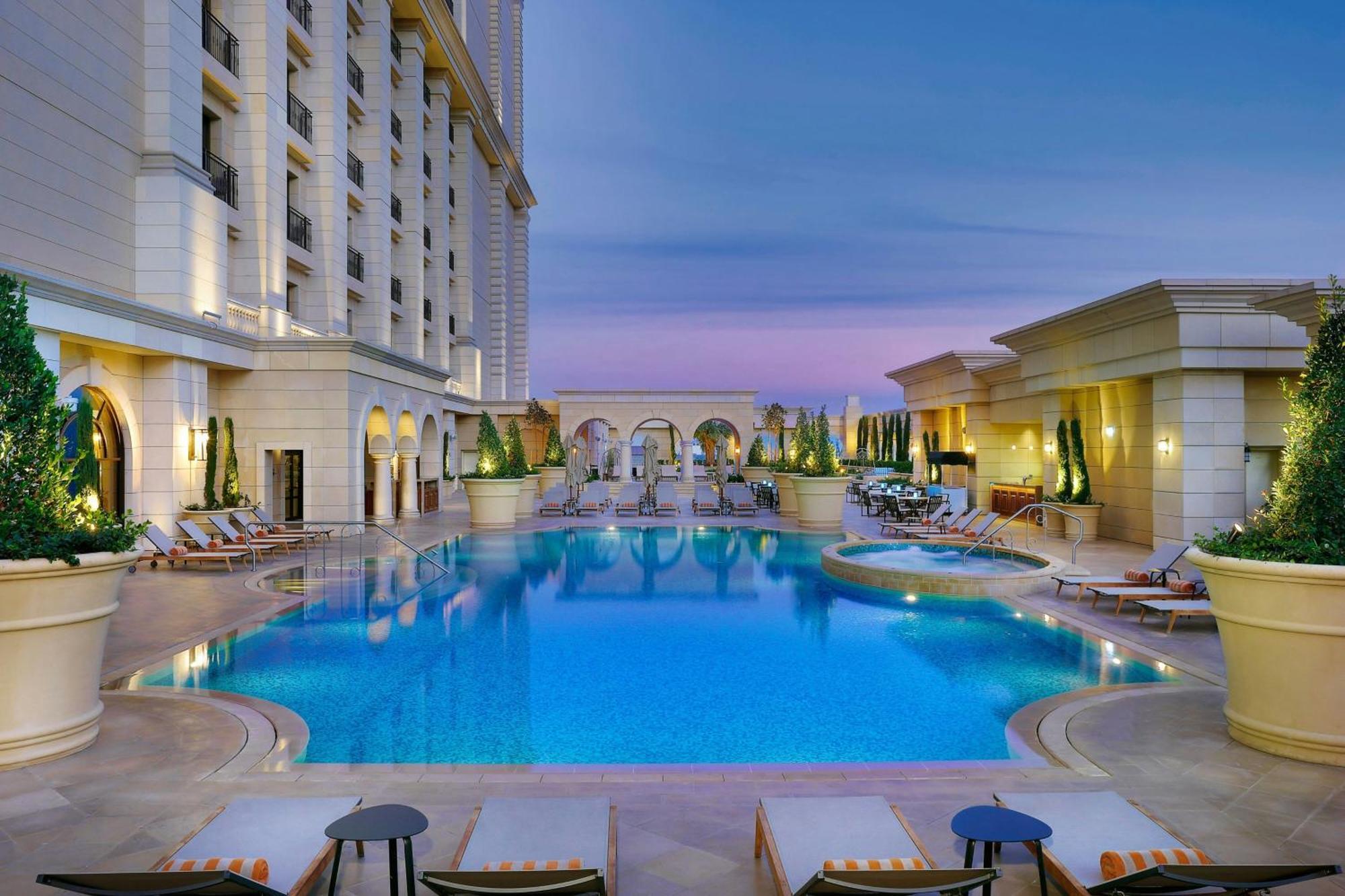 Hotel The Ritz-Carlton, Amán Exterior foto The swimming pool at the hotel