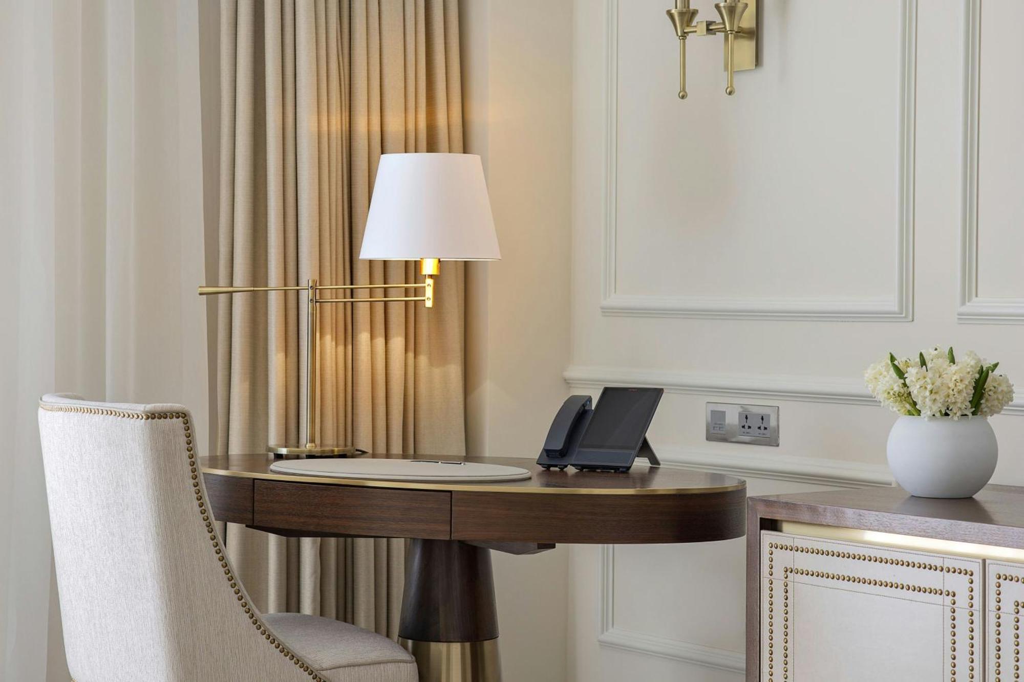 Hotel The Ritz-Carlton, Amán Exterior foto A table lamp
