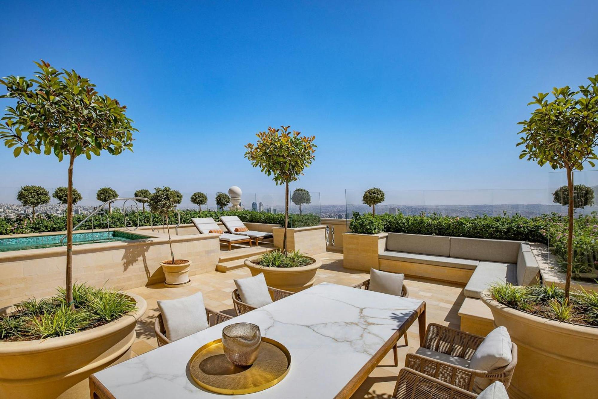 Hotel The Ritz-Carlton, Amán Exterior foto The rooftop pool at the Four Seasons Hotel