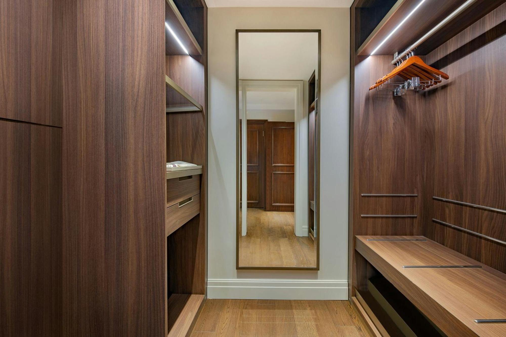 Hotel The Ritz-Carlton, Amán Exterior foto A walk-in closet